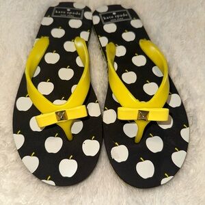 NWOT KATE SPADEY yellow Apple-Print Flip Flops